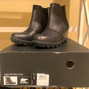 Sorel booties black Women’s size 5.